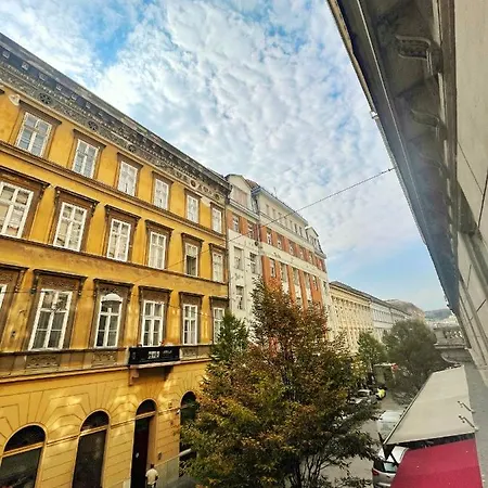 Elegancy Btwn Parliament/basilica/danube Budapest